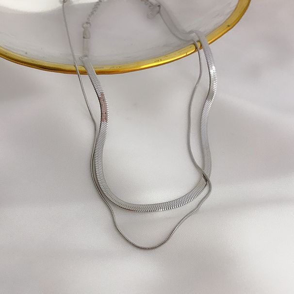 Minimalistyczny naszyjnik typu choker z podwójną warstwą wężowej kości z fajnym złotym tytanowym stalowym łańcuszkiem na obojczyk_voghion.com