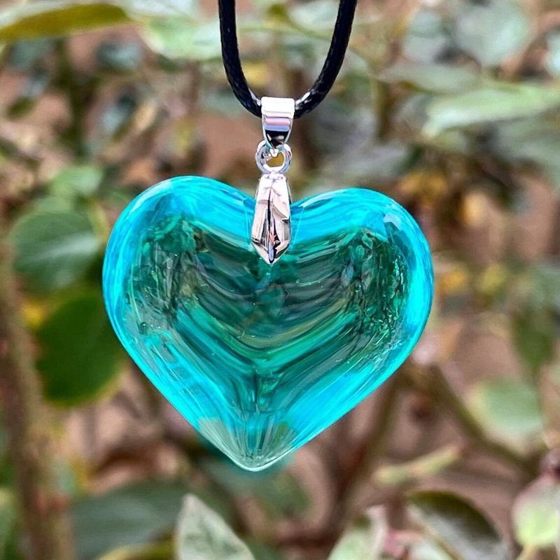 Collana con cuore in vetro verde grande in saldo transfrontaliero, ciondolo a forma di cuore soffice verde smeraldo in fabbrica_voghion.com