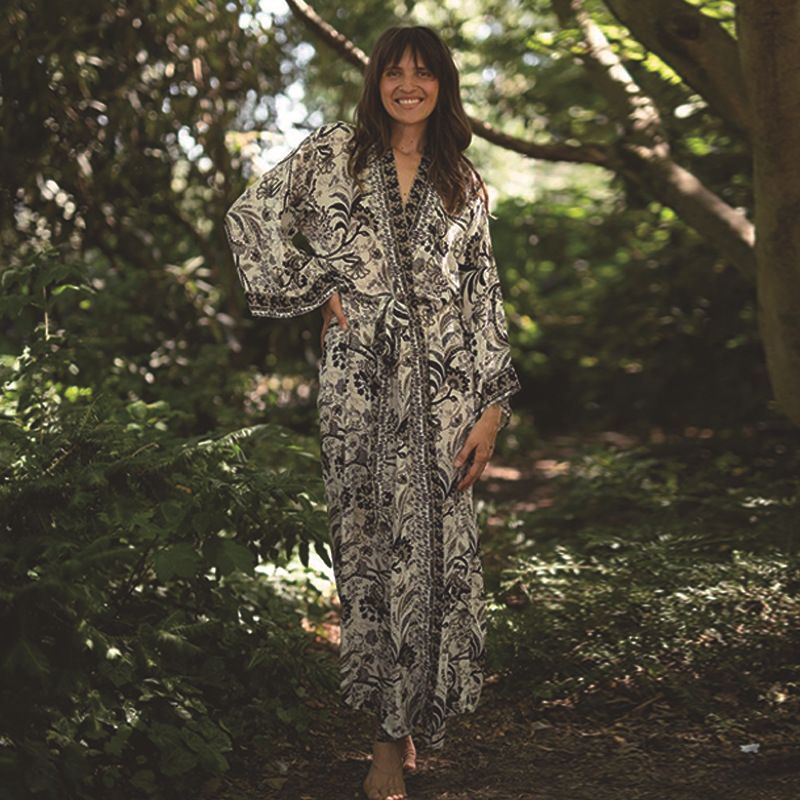 Leichter Strandkimono aus Viskose mit Blumenmuster für Damen – luftiger Sonnenschutz für Urlaub und Bademode_voghion.com