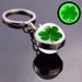 Schlüsselanhänger mit im Dunkeln leuchtender Glückskristallkugel von Clover_voghion.com