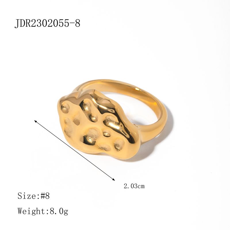 INS beliebter Titanring, asymmetrischer Ring aus goldenem Edelstahl mit unregelmäßigem Hammermuster_voghion.com