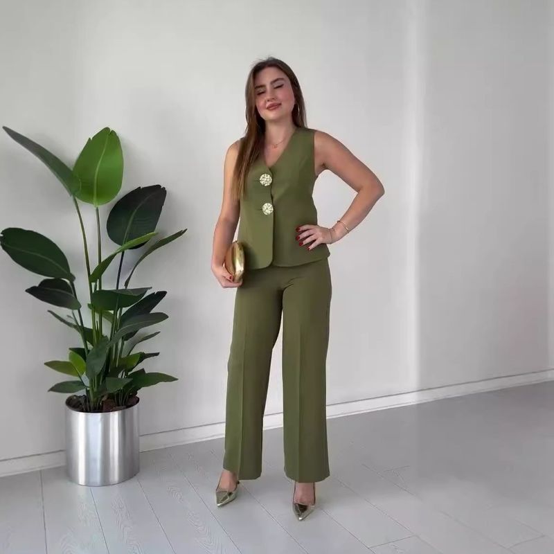 Completo da donna elegante in tinta unita con scollo a V, senza maniche, pantaloni larghi a vita alta_voghion.com