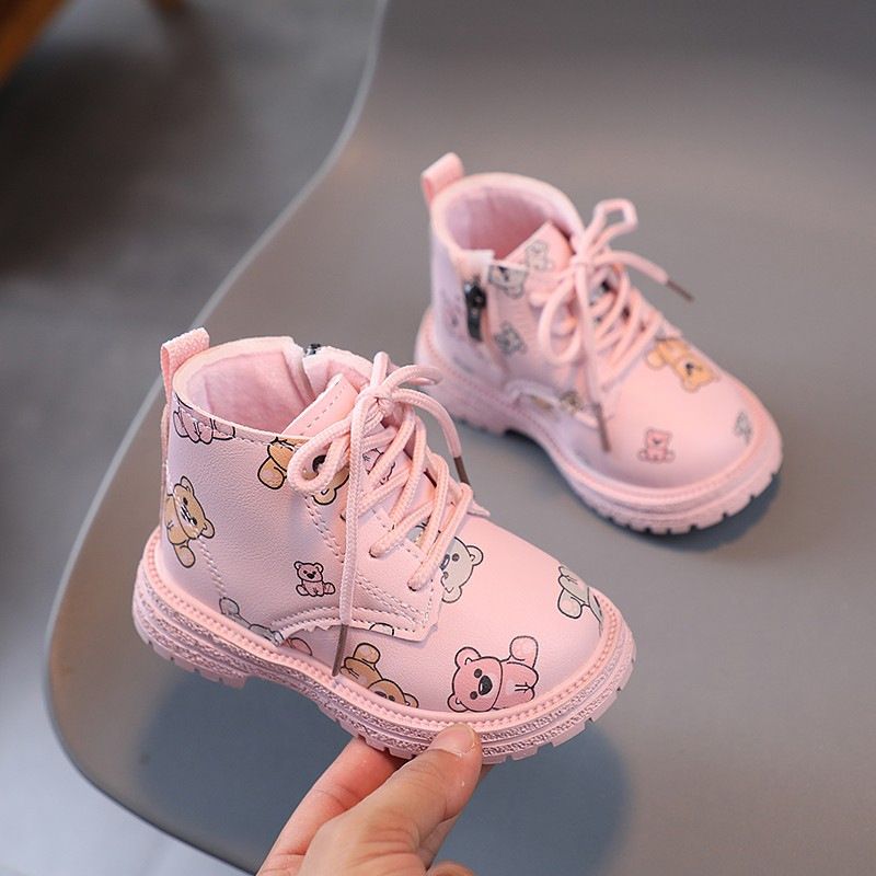 Zapatos para niños Invierno nuevo estilo niñas botas Martin más botas cortas de terciopelo zapatos de bebé dibujos animados oso dos botas de cuero de algodón al por mayor_voghion.com
