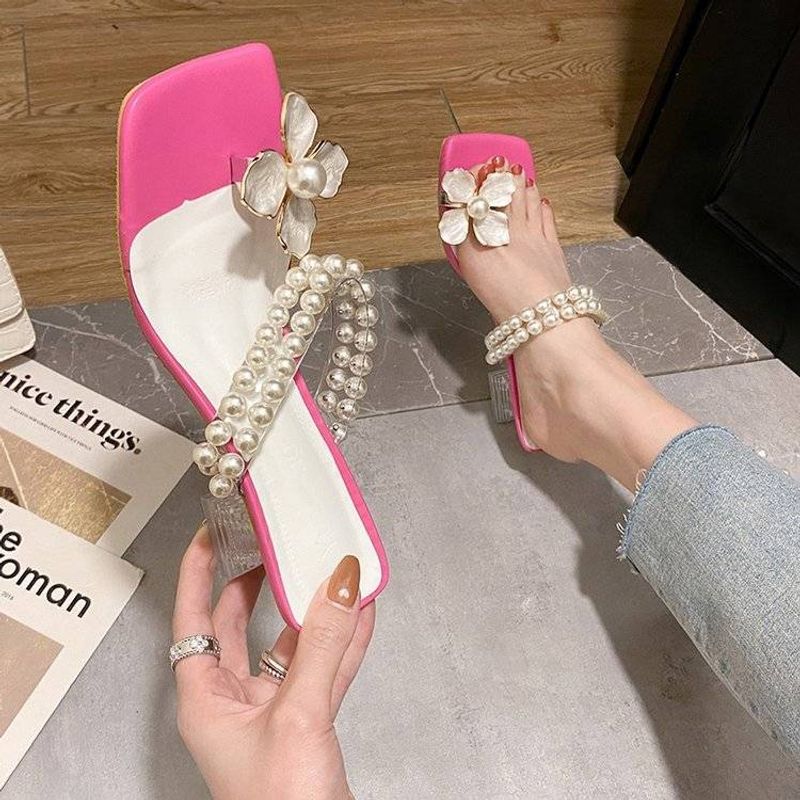 Cristal Clamping Toe para Outwear Feminino 2024 Novo Verão Pérola Flor Fada Estilo Médio Sandálias de Salto Grosso_voghion.com