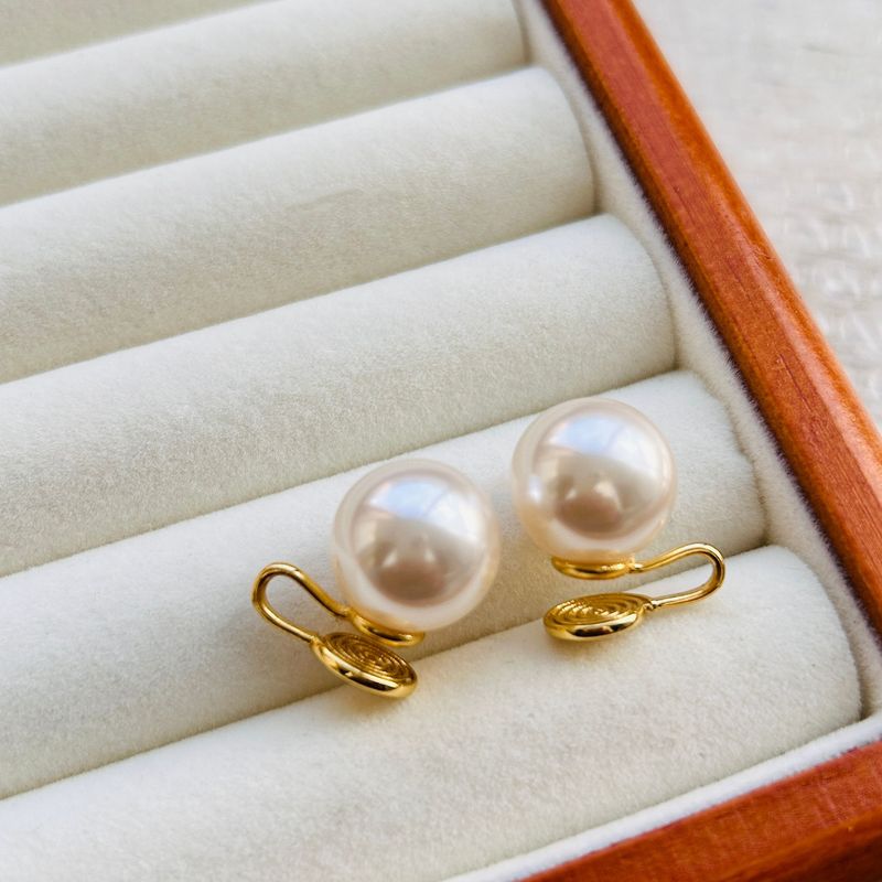 Pearl ear clip without piercing, high-end sense, fever same style, light luxury, simple niche design, thickened mosquito repellent disc earrings_voghion.com