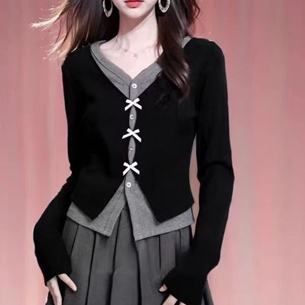 Pleteni kratki džemper s dugim rukavima i V-izrezom u dvije kontrastne boje, nježan i svjež uski kroj, jesen/zima 2024._voghion.com