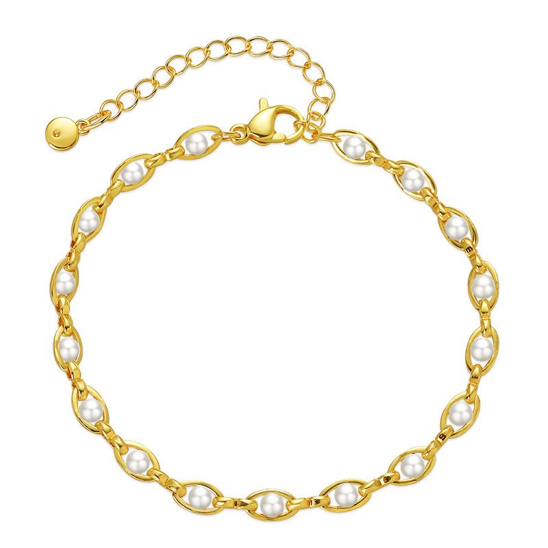 Pulsera de perlas sintéticas pequeñas de oro real bañada en latón con estilo elegante y textura de mano_voghion.com