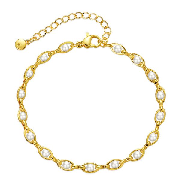 Pulsera de perlas sintéticas pequeñas de oro real bañada en latón con estilo elegante y textura de mano_voghion.com