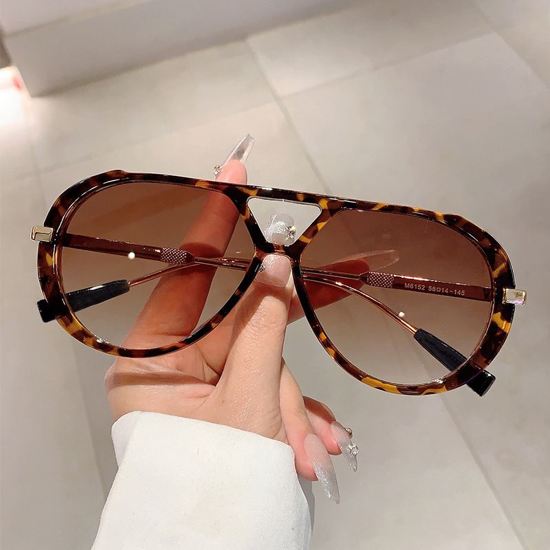Neue modische High-End-Sonnenbrille mit rundem Gesicht und schlankmachendem Rahmen im Leopardenmuster und Doppelsteg-Design ohne Sehstärke_voghion.com