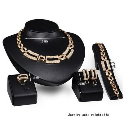 Un set completo di gioielli in lega, collana, orecchini, bracciale, anello, squisito set di quattro pezzi con decorazione in strass_voghion.com