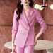 Ensemble élégant pour femme violet : blazer professionnel et pantalon évasé pour l'accueil, les entretiens et le bureau._voghion.com