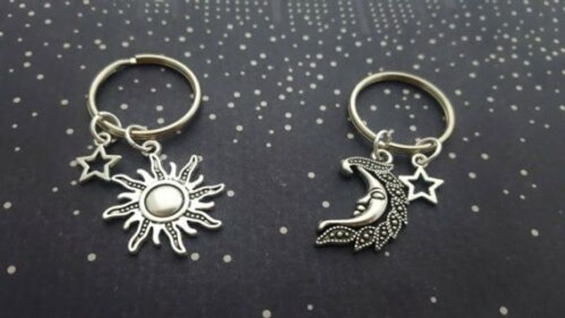 Llavero sol y luna plateado con material educativo y de oficina_voghion.com