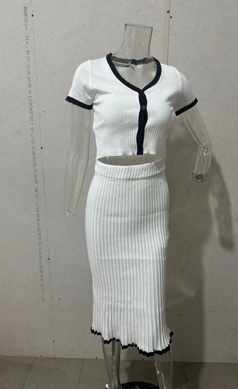 Tuta da donna con gonna corta elasticizzata aderente e scollo a U a contrasto di colore_voghion.com