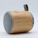 Ökologischer Mini-Bluetooth-Lautsprecher aus Bambusholz für den Schreibtisch, ideal für Bergsteiger und als Geschenk. Mit Tragegurt und praktischer Schnalle._voghion.com