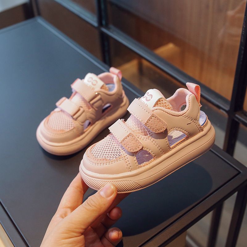 Sandales pour enfants à maille unique, nouveau style d'été 2024, chaussures pour enfants ultra-légères, chaussures pour filles à fond souple antidérapantes Baotou pour garçons, chaussures à cadre_voghion.com