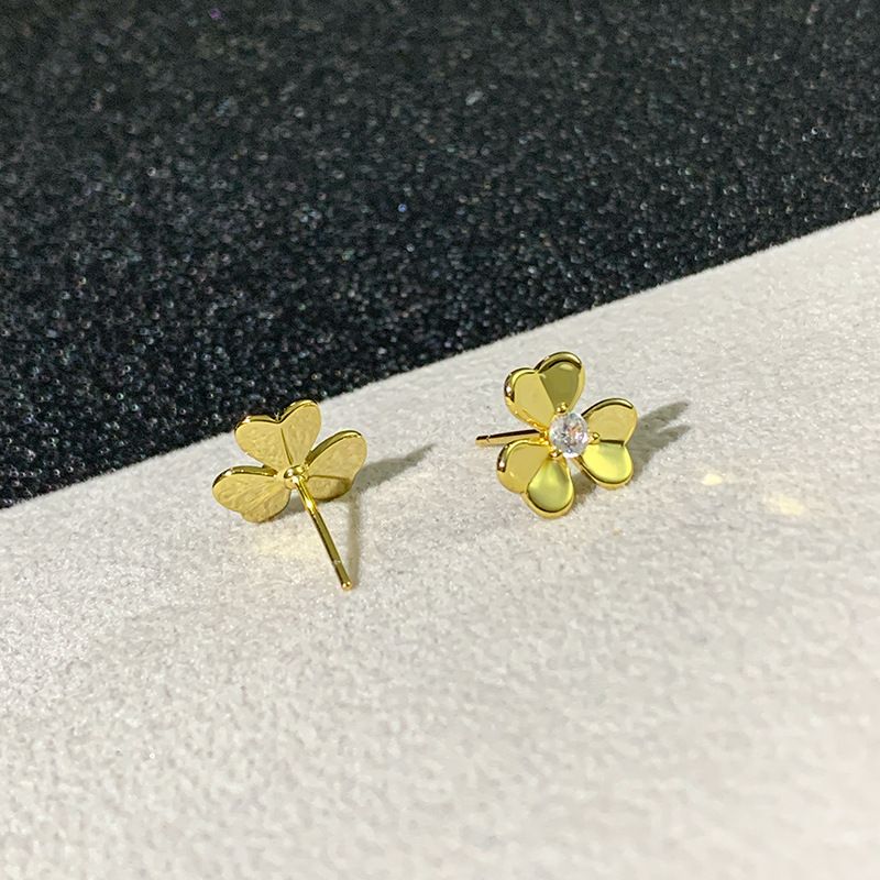 Designer's High Version V Gold Clover Earrings Women's Simple and Elegant Style Earrings Smooth Flower Earrings_voghion.com