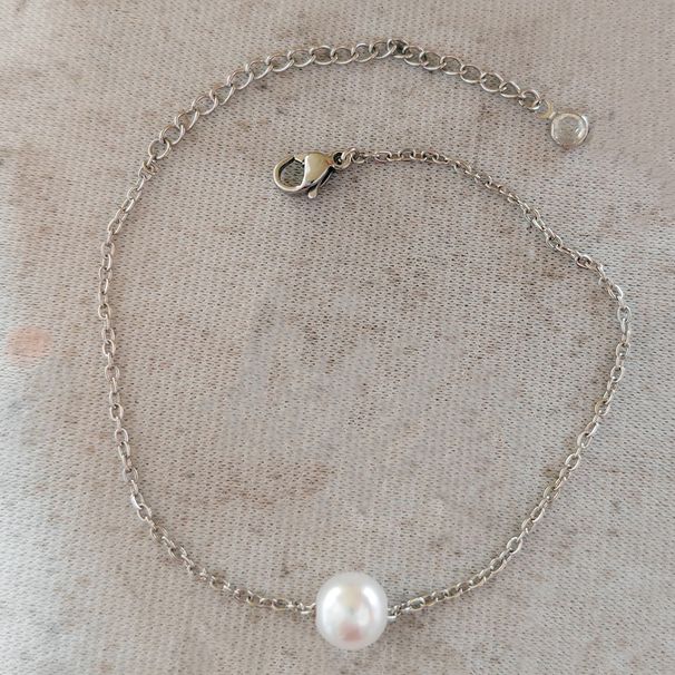 Minimalistisches Armband mit einer verschiebbaren Edelstahlkette und 8 mm Perlen_voghion.com