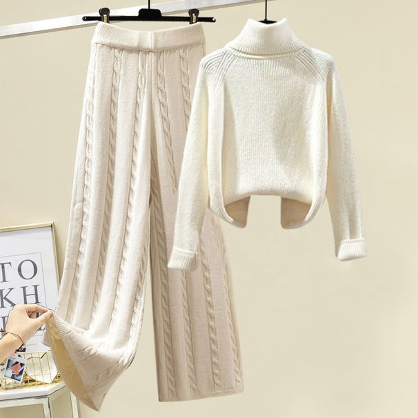 Completo da donna con maglione lavorato a maglia e pantaloni a gamba larga in taglie forti - Outfit autunnale invernale lusinghiero in colori neutri_voghion.com