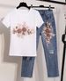 Damenbekleidung Jeansanzug Sommer Perlenbesticktes dreidimensionales Blumen-Kurzarm-T-Shirt Zerrissene Neun-Punkt-Jeans_voghion.com
