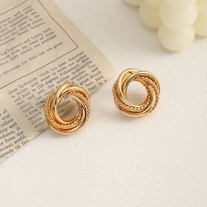 Nuovi orecchini pendenti eleganti e di alta qualità in stile coreano irregolare, con borchie dorate esagerate_voghion.com