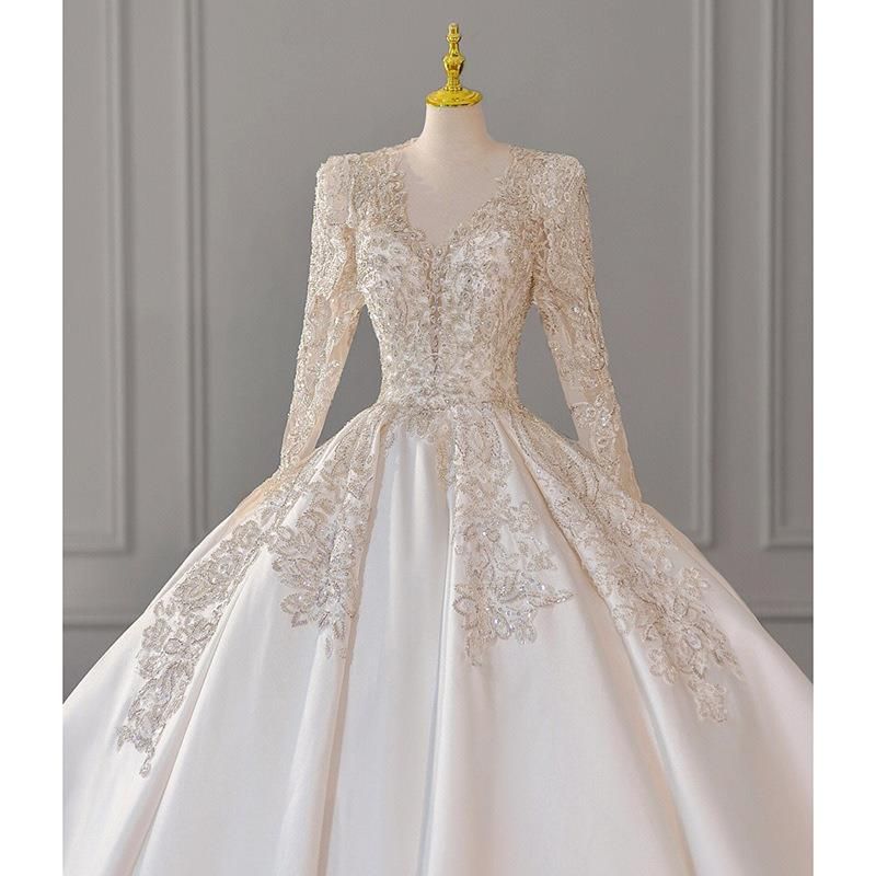 Elegante abito da sposa francese con maniche lunghe, scollo a V, abito da ballo in raso con dettagli in pizzo per la sposa_voghion.com