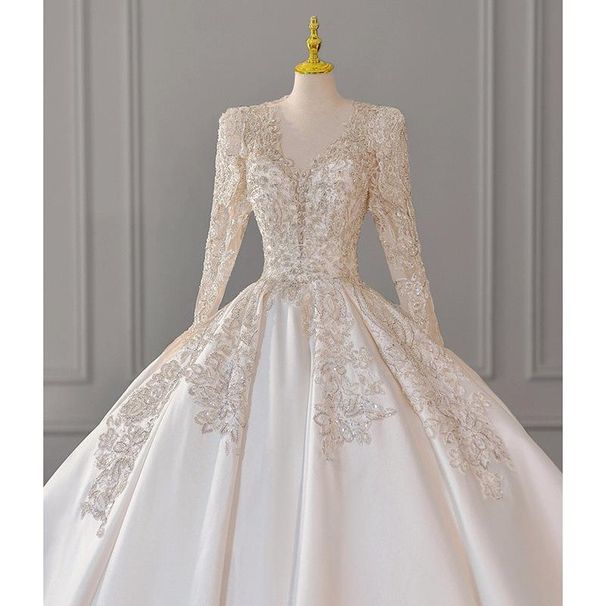 Elegante abito da sposa francese con maniche lunghe, scollo a V, abito da ballo in raso con dettagli in pizzo per la sposa_voghion.com