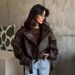 Jaqueta curta de couro sintético feminina com cinto e gola alta – estilo motociclista retrô, caimento solto para moda urbana_voghion.com