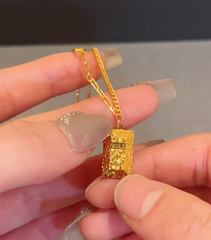 Simple Square Pendant Necklace Niche Fashion Light Luxury Collarbone Chain Versatile High-end Elegant Accessory_voghion.com
