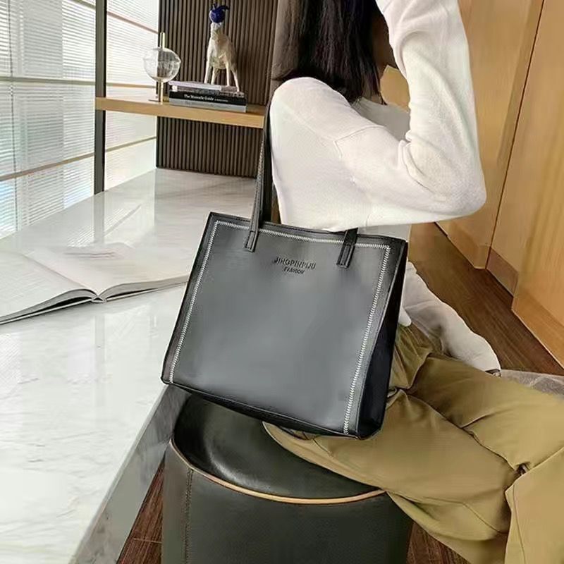 La piccola borsa popolare di quest'anno Niche Design One-spalla Armpit Bag Women's 2023 new high-end net red Messenger bag_voghion.com