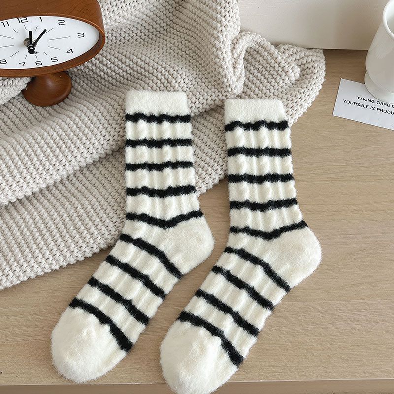Neue Wintersocken aus australischem Samt mit mittlerer Schlauchlänge, dicke und warme Bodensocken für Damen, schwarz-weiß gestreifte Florsocken, Handtuchsocken_voghion.com