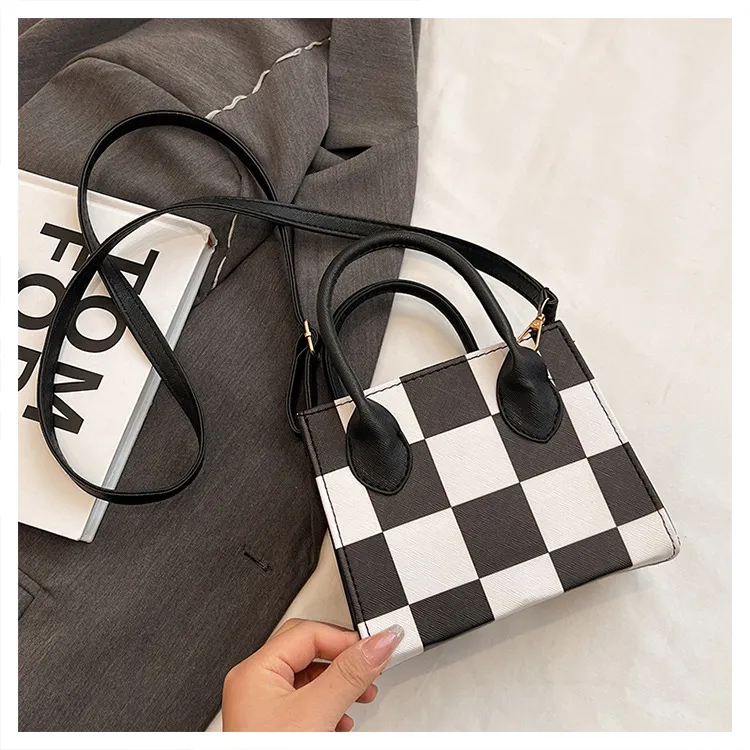 Petit sac à bandoulière carré simple et à la mode pour femmes, populaire de cette année, à carreaux contrastés, nouvelle collection été 2024_voghion.com
