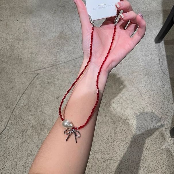 Collana con ciondolo in acrilico rosso e argento con superficie tagliata e perline fatte a mano, con perline barocche bianche, per donna_voghion.com