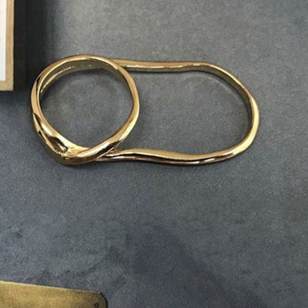 Kadınlar için sağlam ve sade tasarımlı Livvy yüzük, iki parmak çaprazlanmış ve yüksek kaliteli gümüşle kaplanmıştır_voghion.com