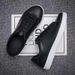 Uformell sport for menn Hvite mote flats 2024 Nye designersneakers Herre ensfargede tennissko Zapatillas Hombre_voghion.com