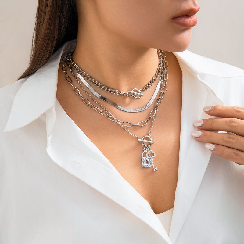 Gioielli di lusso con catena a forma di serpente in metallo con chiave incastonata in diamanti_voghion.com