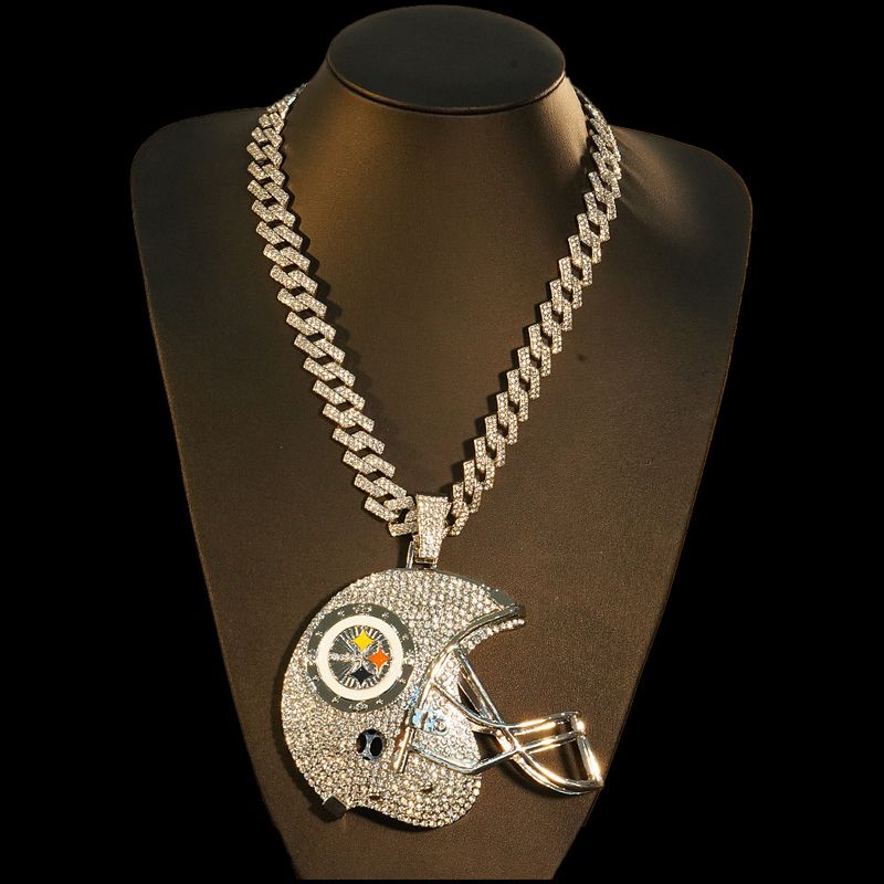 Colgante de aleación de casco de rugby supergrande con personalidad exagerada y cadena cubana de diamantes dominante para hombre._voghion.com