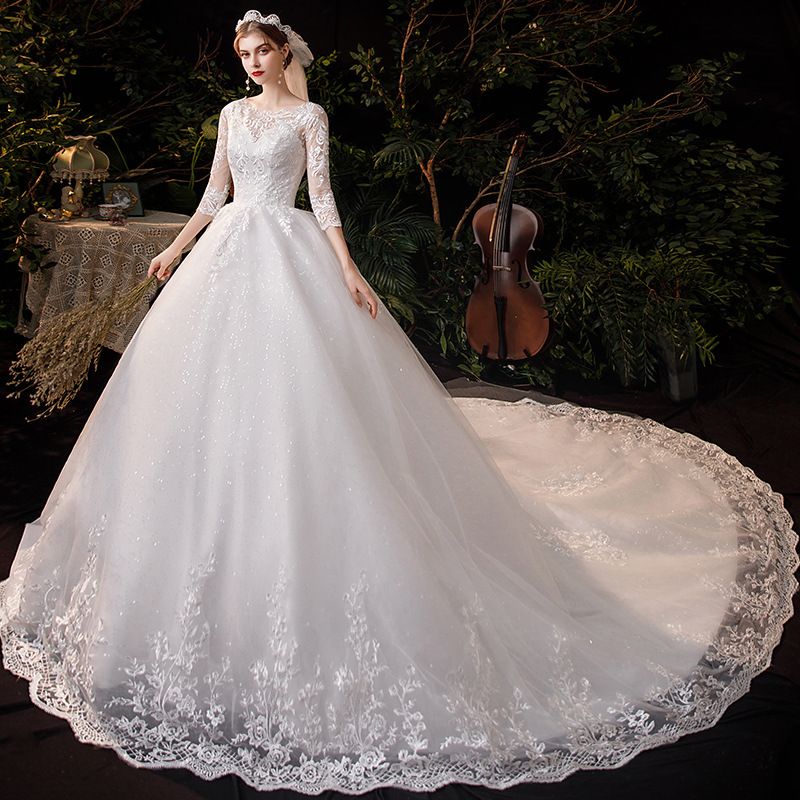 Elegante abito da sposa con spalle scoperte e lungo strascico - Romantico abito da ballo in pizzo e tulle per la sposa, silhouette fluida a trapezio, morbido tessuto in chiffon_voghion.com