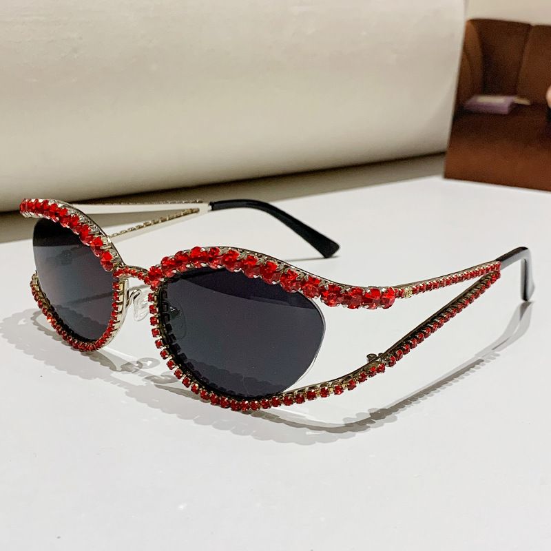 Cat's eye diamond-encrusted sunglasses street photo net celebrity personality color diamond sunglasses woman_voghion.com