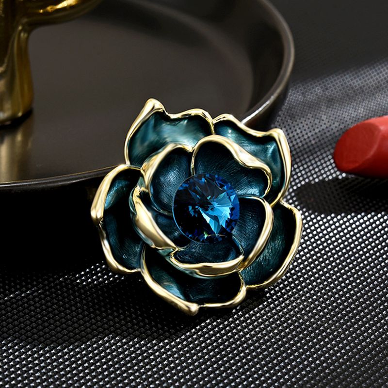 High end tri color camellia women with a sense of light luxury, niche, anti glare, chest flower brooch for fixing clothes_voghion.com