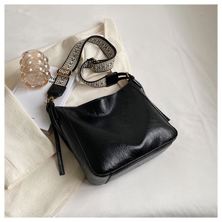 2023 New Women's Oil Wax Fashion Large Capacity Leather Soft Collapsible Style Single Shoulder Crossbody Bag_voghion.com