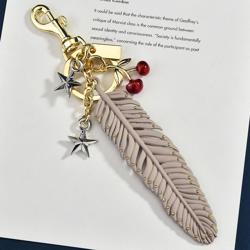 Nuovo arrivo squisito portachiavi a forma di stella con piuma, accessori di moda, elegante portachiavi con ciondolo dal design elegante_voghion.com
