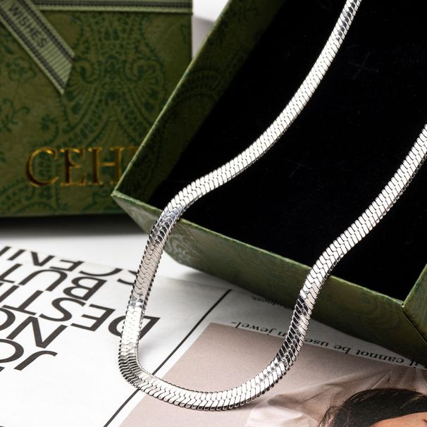 Colar de luxo com corrente de lâmina leve e antidesbotamento, itens de nicho europeus e americanos da moda_voghion.com