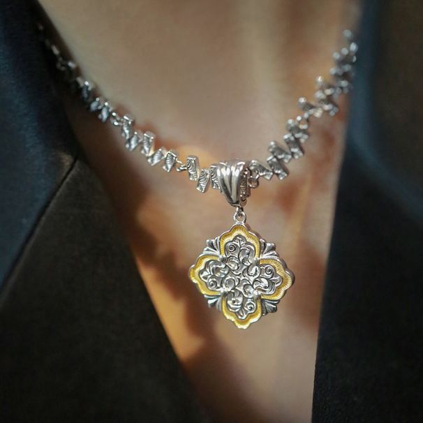 Unisex gold and silver color matching arabesque shell four leaf clover pendant niche design personality high end accessories_voghion.com