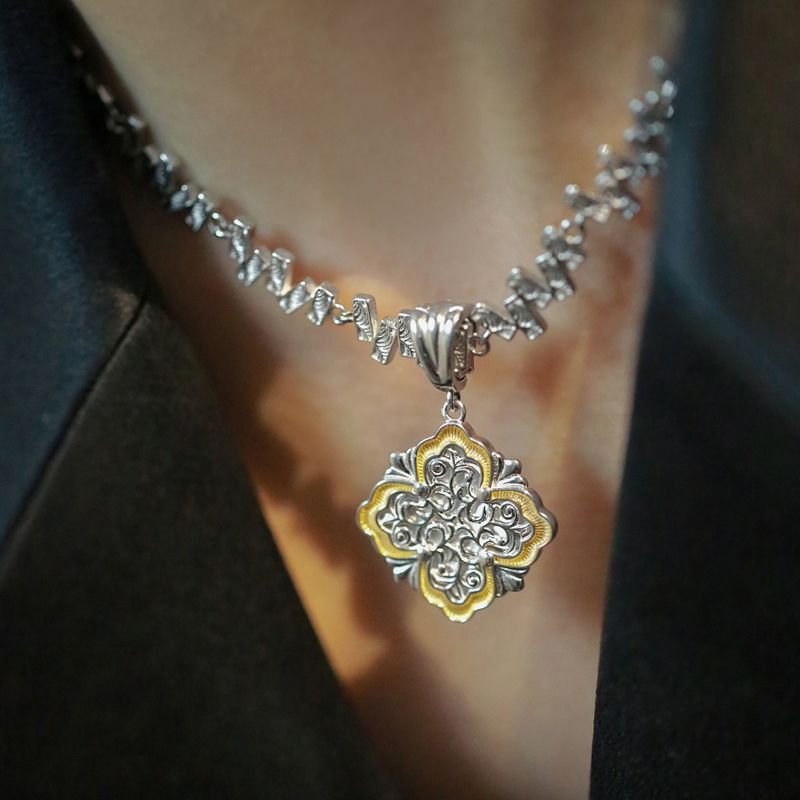 Ciondolo a forma di quadrifoglio con conchiglia arabesca abbinata in oro e argento unisex, design di nicchia, personalità, accessori di alta gamma_voghion.com