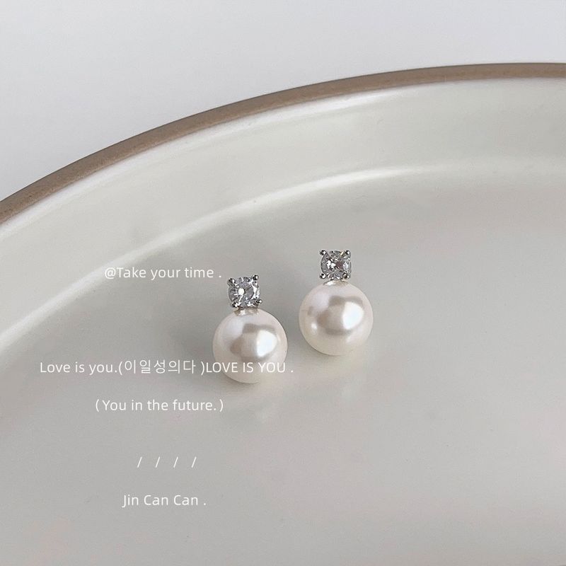 Orecchini eleganti e versatili con perle di vetro grigio chiaro, micro-intarsiati in zirconi e aghi d'argento di alta qualità_voghion.com
