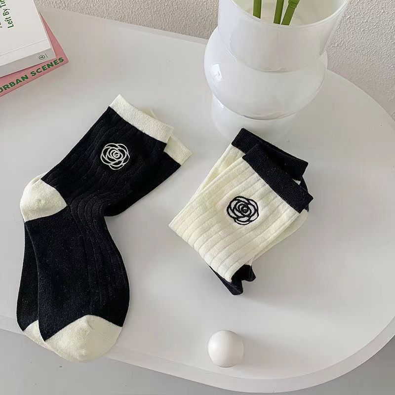Trendy Black and White Contrast Camellia Flower Socks for Women_voghion.com