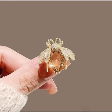 Bee Brooch Female Flash Diamond Corsage Temperament Versatile Personality Anti-light Buckle Niche Design Light Luxury Suit Accessories_voghion.com