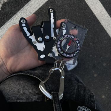 Original Compass Three Ring Skeleton Hand Keychain High End Niche Waist Pendant_voghion.com