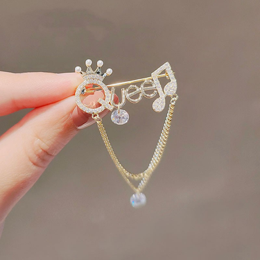 Full Diamond Tassel Letter Queen Brooch Women's Fashion Versatile Pearl Crown High-end Brooch Pin Sweater Jacket Accessories_voghion.com