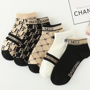 Korean version of explosive men's and women's mid-tube socks autumn and winter leisure fashion socks_voghion.com